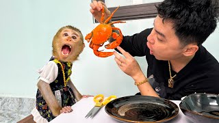 So Funny! Does Kaka like to eat her father's steamed crab?