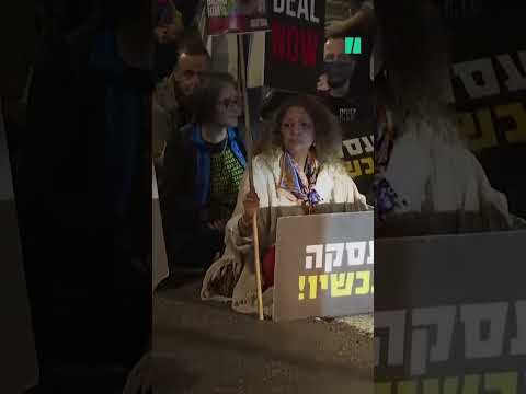 Familiares de los rehenes retenidos en Gaza protestan durante la reunión Gabinete de Guerra israelí