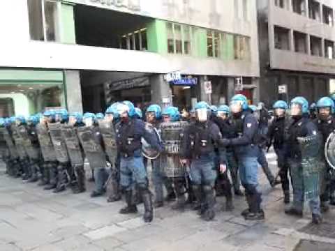 Torino la polizia carica per difendere bancitalia youtube La polizia