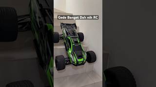 Traxxas XRT RC Monster Truck turun dari tangga