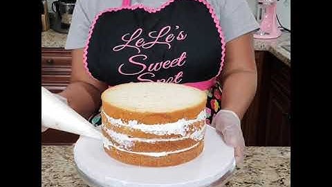 How to Crumb Coat a Cake🧁🍰😍🍰 #caketutorial #cake #howto #pipingbags #cakedecorating #satisfying