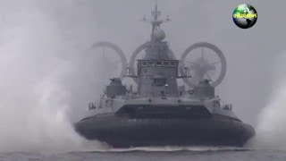 Самый большой в мире корабль на воздушной подушке ведет огонь