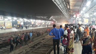 सटशन पर लग भड क दखकर लगतर हरन बजत टरन क डरइवर Telangana Exp At Crowded Mathura Jn