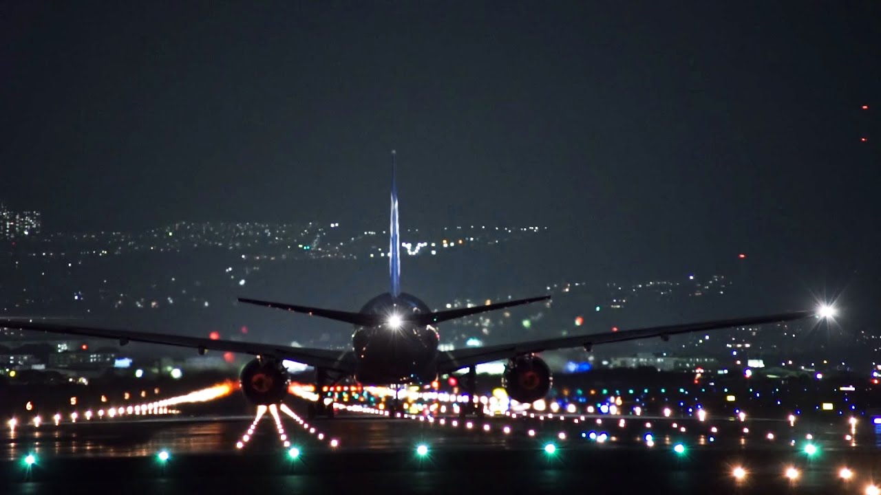 大阪伊丹空港夜景 Japan Night View Of Osaka Int L Airport 千里川 飛行機離着陸と滑走路灯 Plane Landing Take Off Runway Youtube