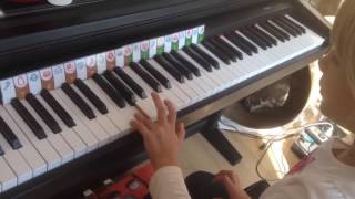 Девочка играет на фортопиано, по программе софт морцарт screenshot 5