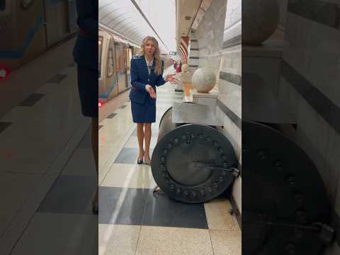 Во заливает-то, гляньте ка! Сама придумала или подсказал кто-нибудь? #изметро #izmetro #shortsmetro