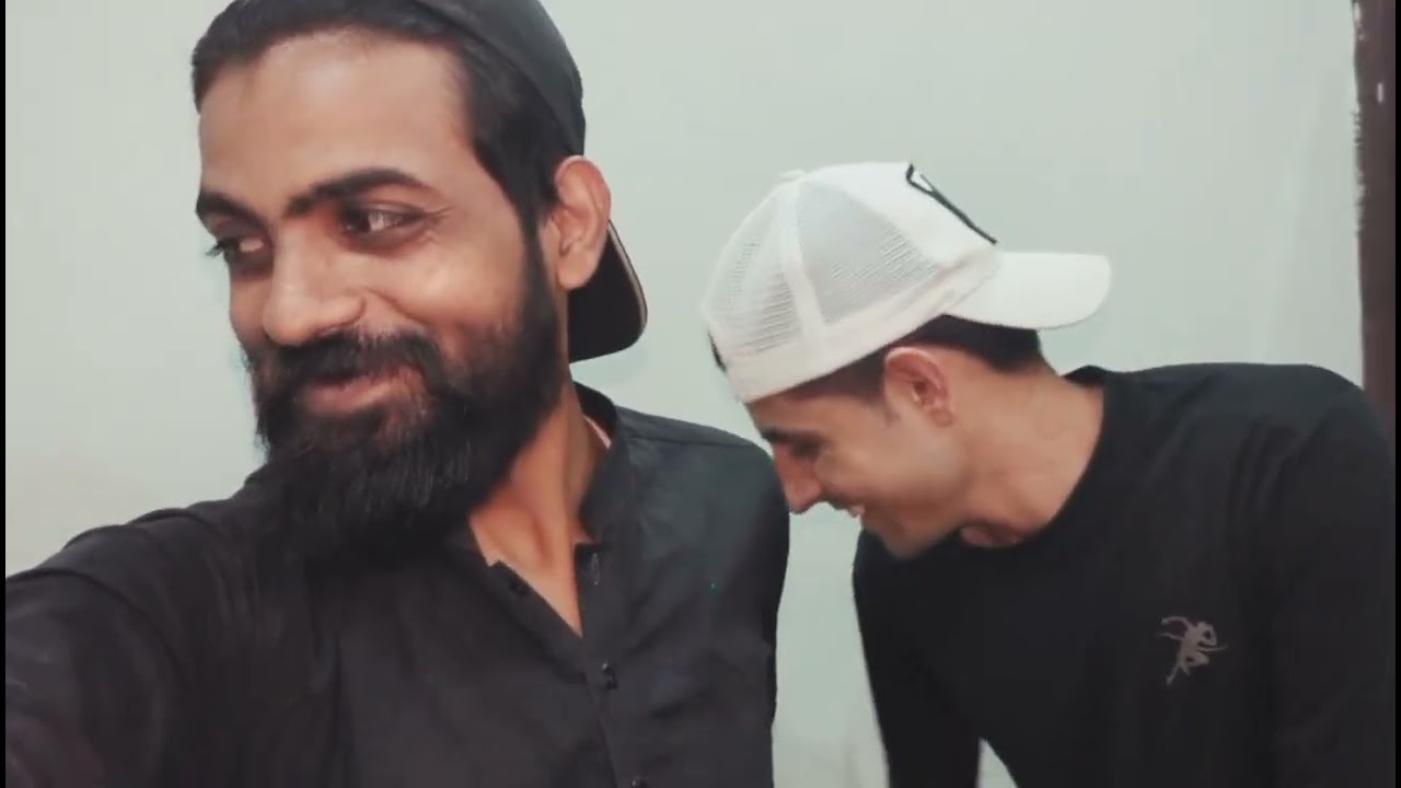 Ye log mujhy bhot zaleel karty hen