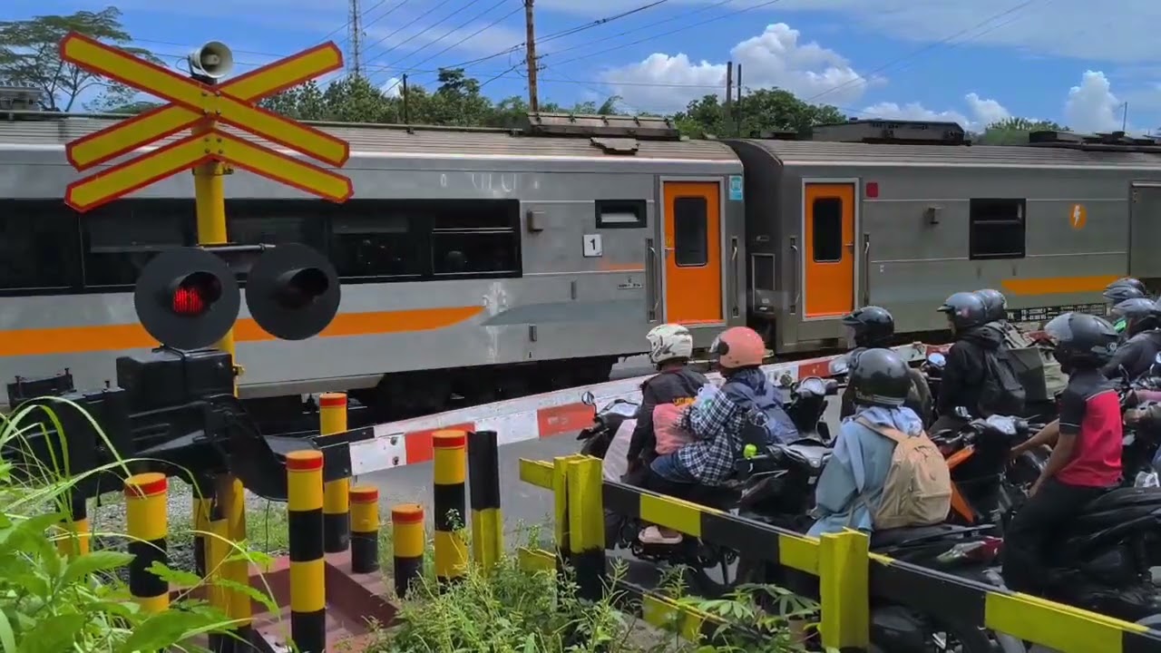 Palang pintu perlintasan kereta api || railroad crossing || ka fajar utama Yogyakarta 