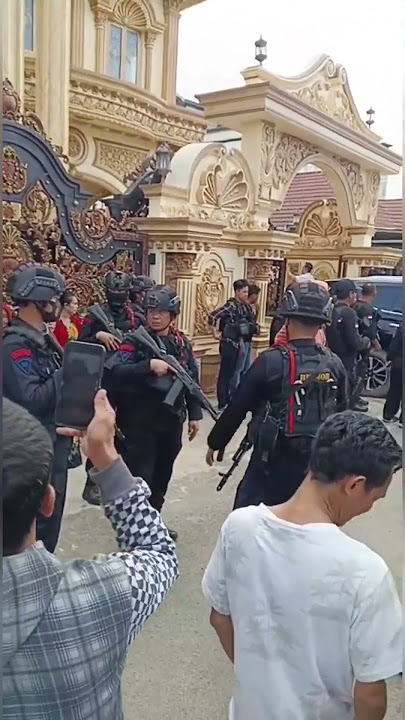 Badan Narkotika Nasional Pusat menggeledah salah satu rumah mewah di Tulung Selapan