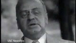 Alfred Adler 
op 17 juni 1929
Wenen (Oostenrijk)
Bron: http://alfredadler.typepad.com/alfredadlernewsfilm.wmv

Engelse tekst:

The social mistaken pattern is built up in the first 4 or 5 years. Mostly