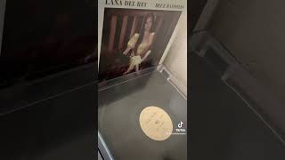 Tocando o vinyl de Lana Del Rey - Blue Banisters
