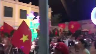 越南民众上街庆祝3-1大胜中国国足
