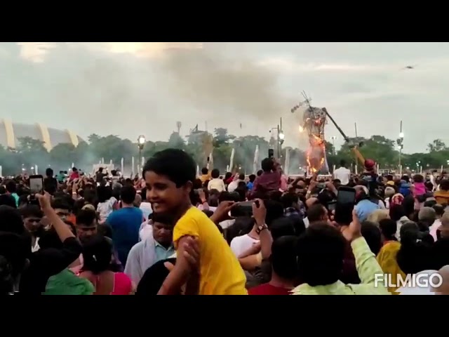 गांधी मैदान में विजयदशमी के अवसर पर रावण का पुतला दहन करते हुए इस बार दशहरा देखने लोग पहुंचे
