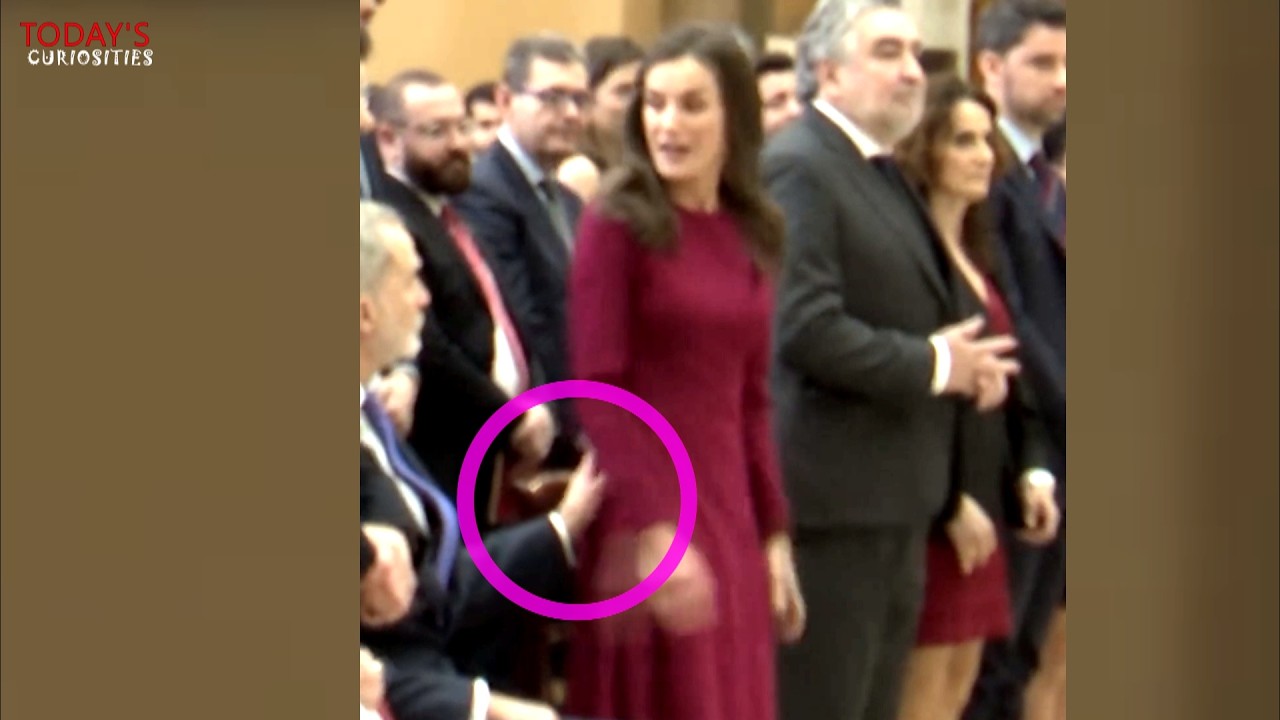 Королева Летиция вздрагивает, когда король Фелипе гладит её по ягодицам.