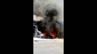 شاب ينقذ رجل من حريق ضخم بسوق الايمان الرياض
