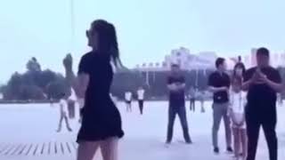 Neseli kiz azeri sarkida dans ediyor