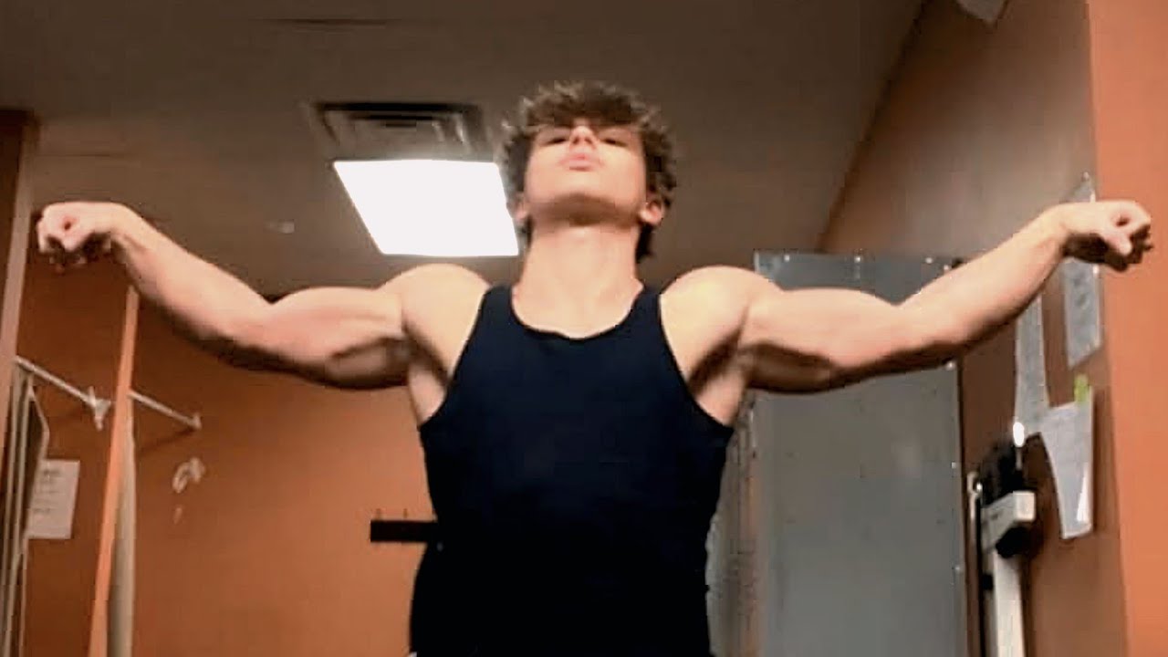 Молодой мускулистый бодибилдер Камрин Вандерджем мускулы