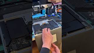 Flasche vs. MacBook 😬 #macbook #repair #laptop #apple #display #electronics #diy #display