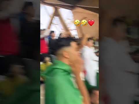 واحد الطفل صغير تلف على الأب ديالو وسط التيران شي لي خلا الجمهور كامل بصوت واحد يبدا يعي ط بإسم الأب