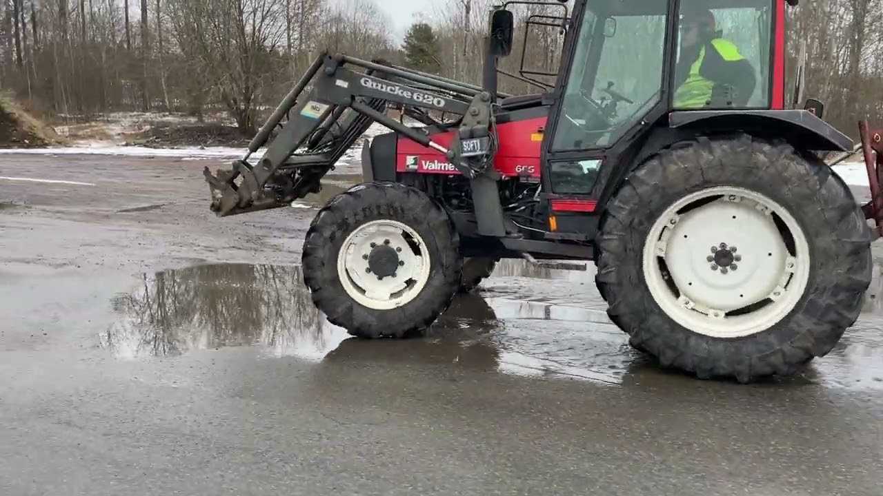 Traktor 4WD Valmet 665 med Lastare och skopor