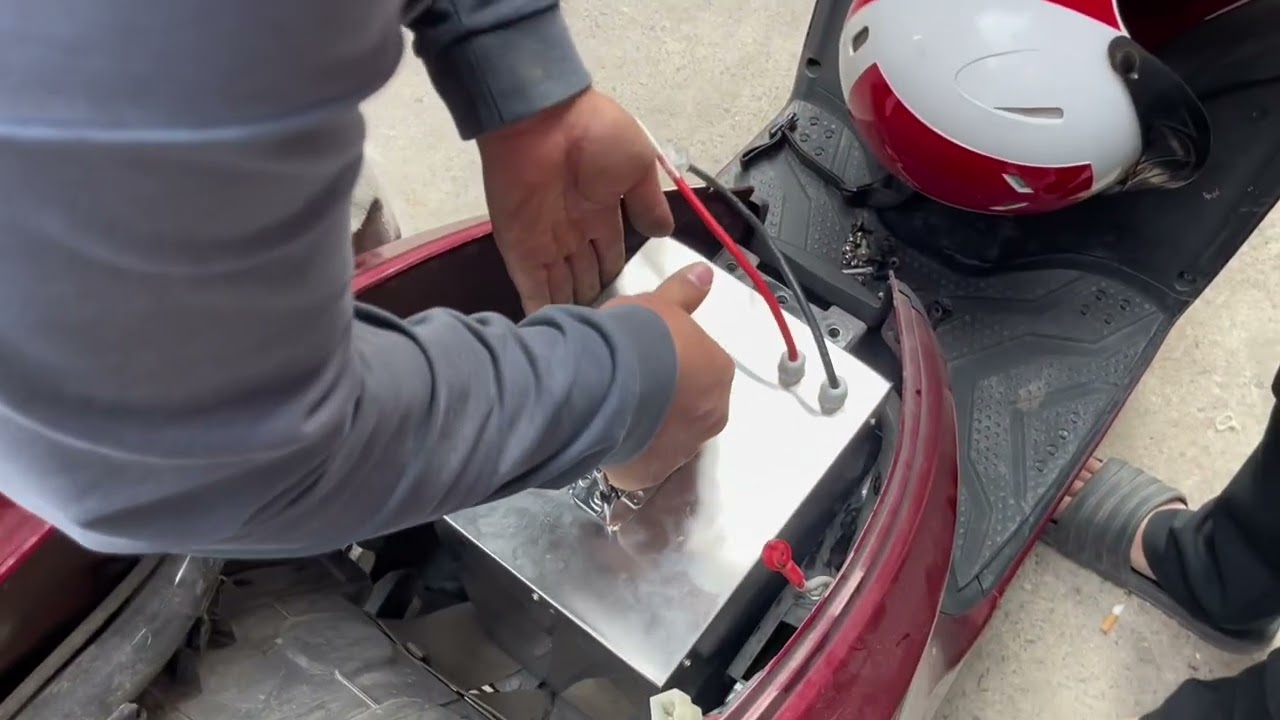 0337685577 Quá trình lắp đặt cục pin 72v 30Ah cho xe máy điện Vinfast Feliz thay thế 6 bình acquy