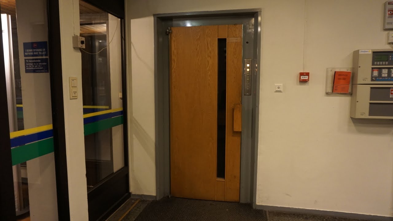 Amazing original Torvald Sætre (Stahl) traction elevator @ Kongensgate 49, Narvik, Norway