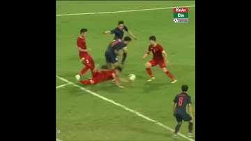 Văn Hậu Dùng Cả Thân Mình Lăn Xả Vì Màu Cờ Sắc Áo #shorts