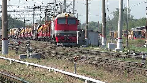 Тепловоз 2М62-0778 с хозяйственным поездом и тепловоз-толкач 2М62-0906