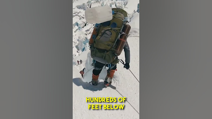 Chute horrible d'un grimpeur dans une crevasse #shorts