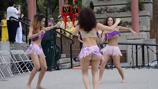 Video thumbnail of "Las tres muchachas de Bernarda bailando merengue"