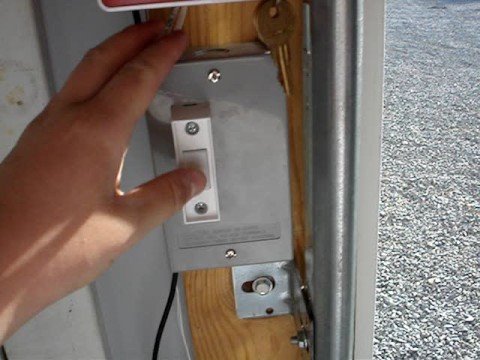 Video: Anti-panic System For Sectional Doors: Instant Opening Of The Wicket In An Emergency