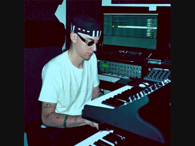 Смотреть «Jimmy Edgar - iPhone» на YouTube