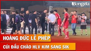 Hoàng Đức lễ phép cúi đầu chào HLV Kim Sang Sik sau khi ghi bàn giúp Viettel giành 3 điểm
