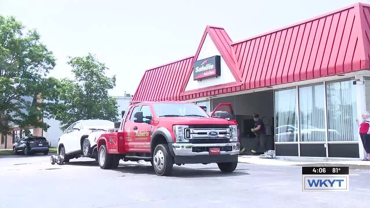 Car crashes into Lexington vehicle repair business - YouTube
