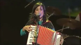 Julieta Venegas - Me Voy (En Vivo)(MTV Day 2006) Julieta Venegas - Me Voy (En Vivo)(MTV Day 2006)