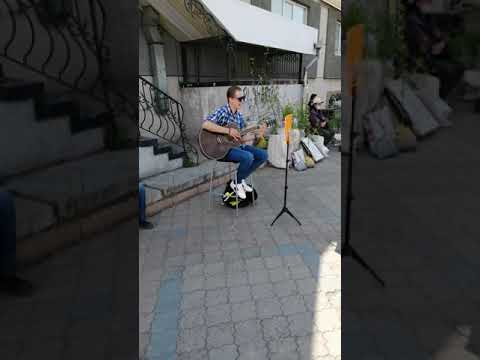 Парень круто поёт