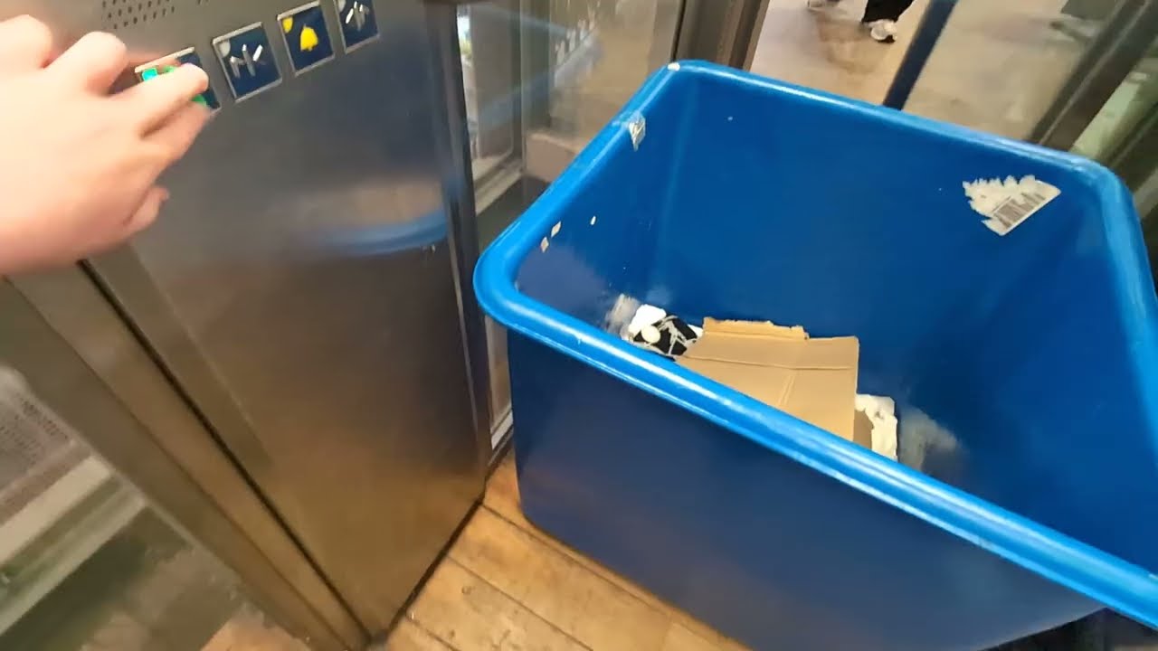 Slow Start Up! | Alright ThyssenKrupp lift @ Urban Outfitters, Belfast 