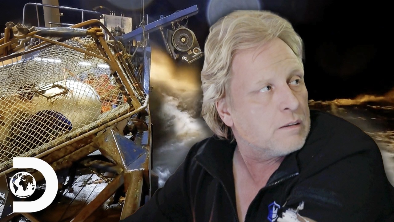 OUT OF CONTROL: Wizard Loses Steering In Rough Seas: Crew Battles To Gain Control! | Deadliest Catch