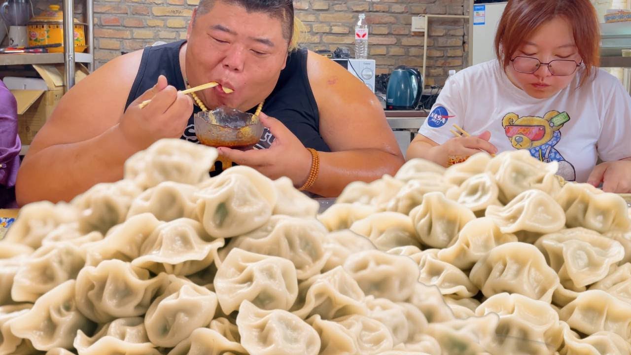猴哥摘自家种的豆角做饺子，做了满满一盘，直接把饺子吃爽了！【胖猴仔】