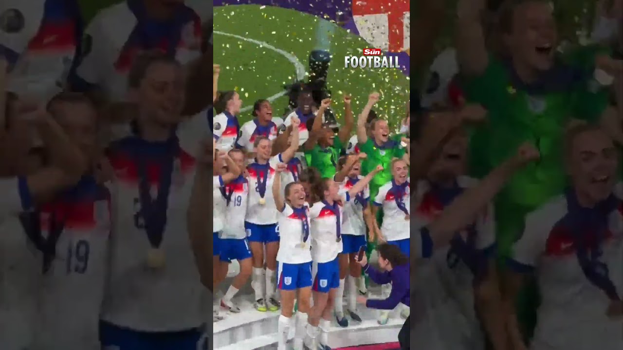 The Lionesses get their hands on the Euro 2025 trophy! 😍