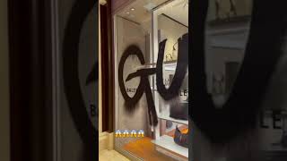 La tienda Balenciaga fue vandalizada por GUCCI 😱😱