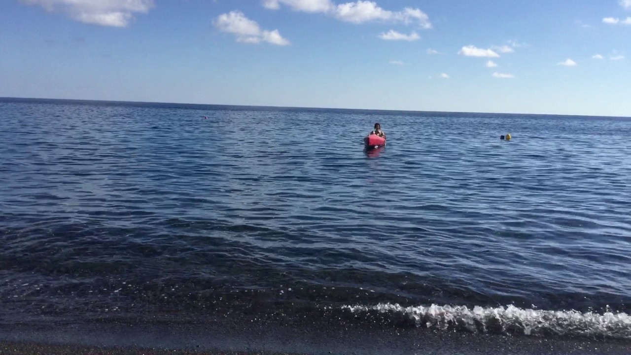 Kajak mit Pedalantrieb vor Santorin