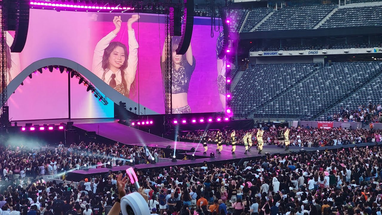 TWICE - Brave - Ready To Be 5th World Tour - MetLife Stadium