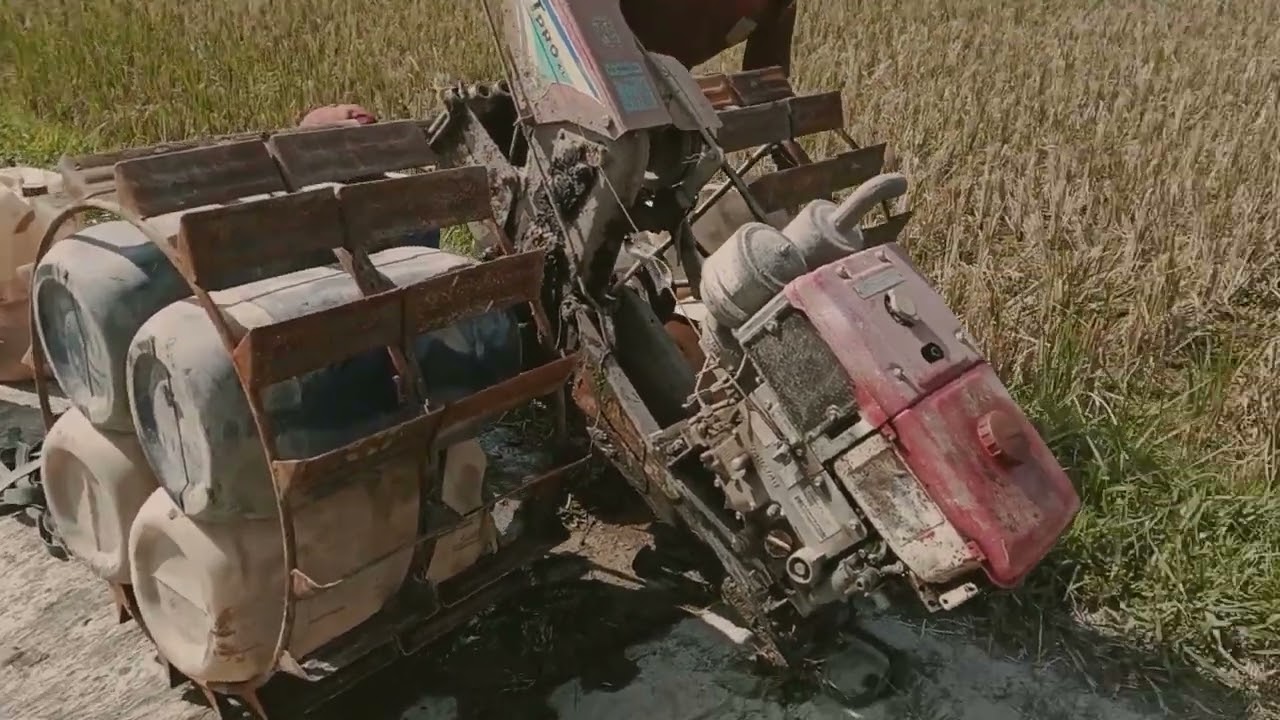 Traktor Sawah Proses Pemasangan Jerigen Untuk Medan Berat