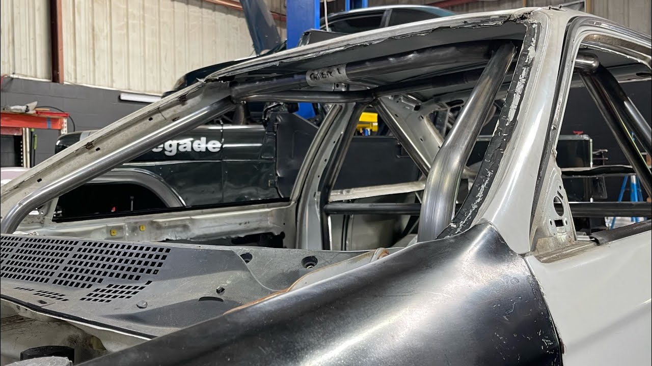 Установка каркаса безопасности в Civic EK Coupe