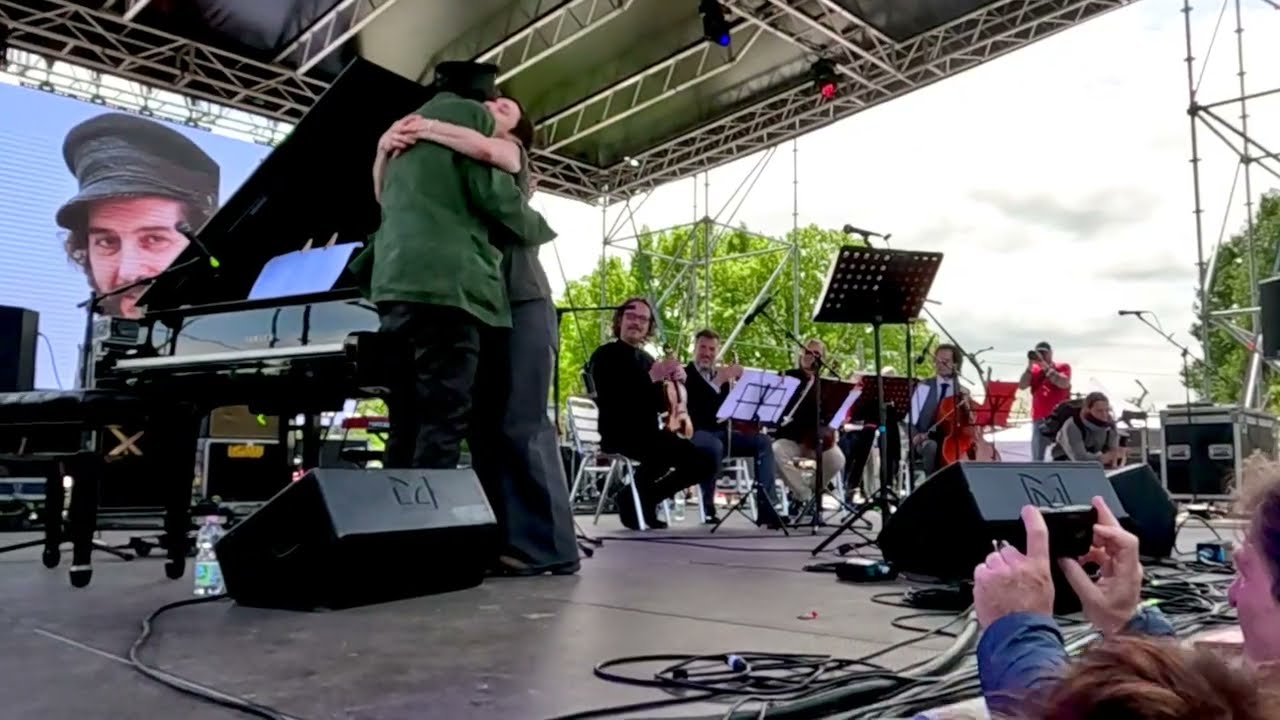 Staffette in bicicletta  Vinicio Capossela con Mara Redeghieri