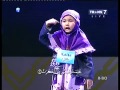 طفلة تقرأ القرآن الكريم بصوت راائع جدا، وتترجم الكلمات للغة الإشارة