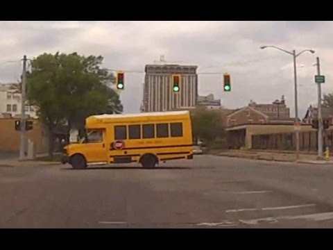 School Bus blows through a red light in Peoria. - YouTube