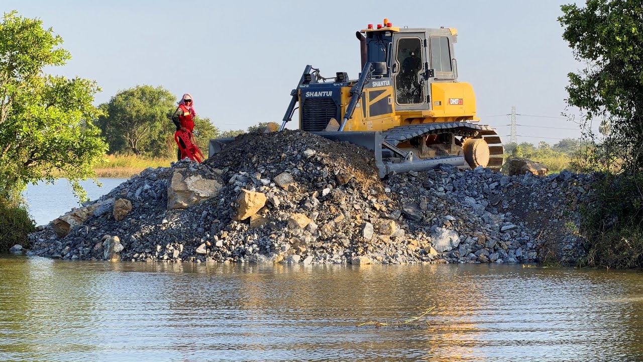 Amazing! ! The project of throwing large rocks into the lake to make a ...