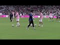 Les joueurs de l'Inter Miami entrent sur la pelouse pour l'échauffement.